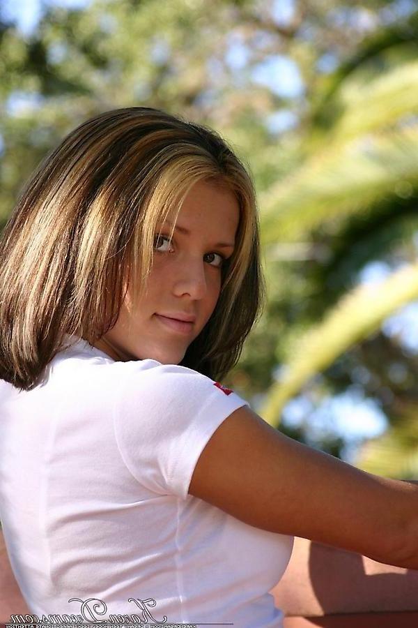 20P Pictures of teen cutie Karen Dreams showing you up her skirt