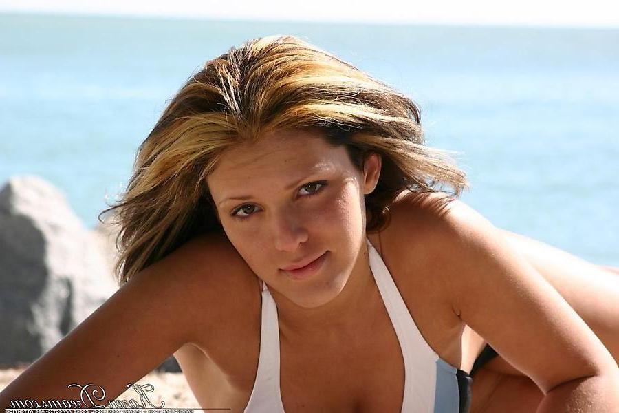 20P Pictures of teen Karen Dreams getting frisky on a beach