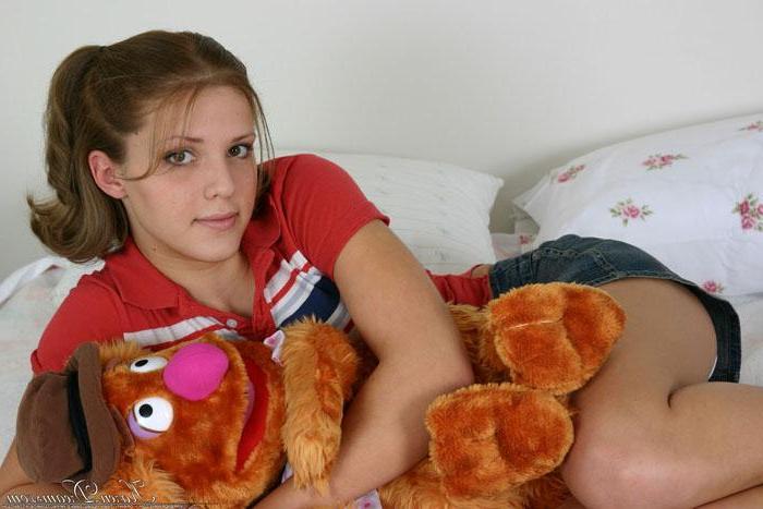 20P Karen gets naked in bed