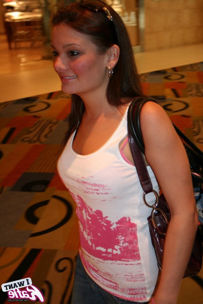 12P Candid pictures of Katie on her trip to Las Vegas