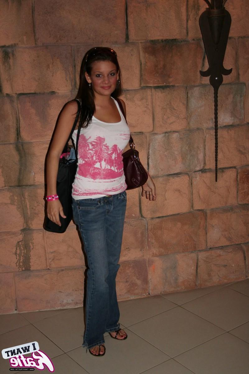 12P Candid pictures of Katie on her trip to Las Vegas