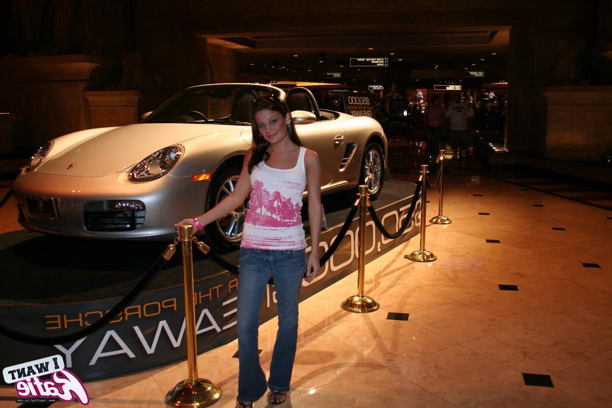 12P Candid pictures of Katie on her trip to Las Vegas