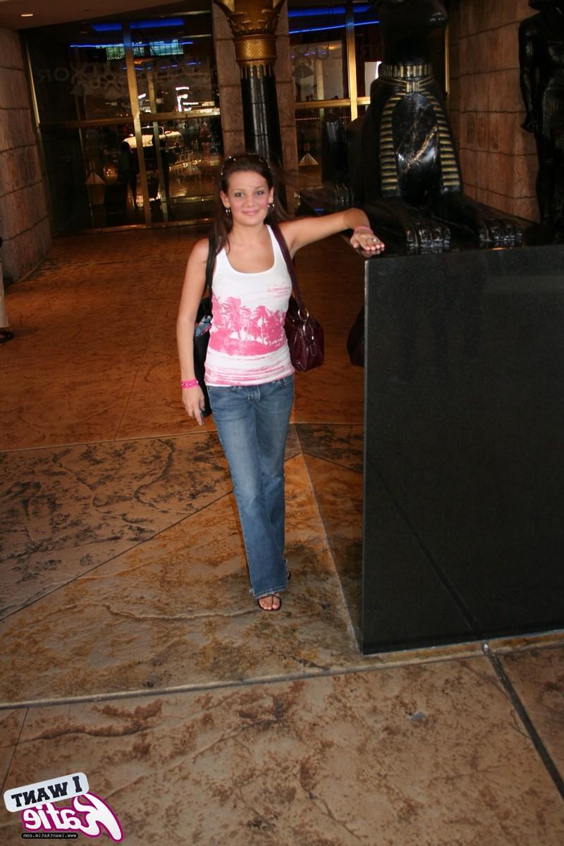 12P Candid pictures of Katie on her trip to Las Vegas