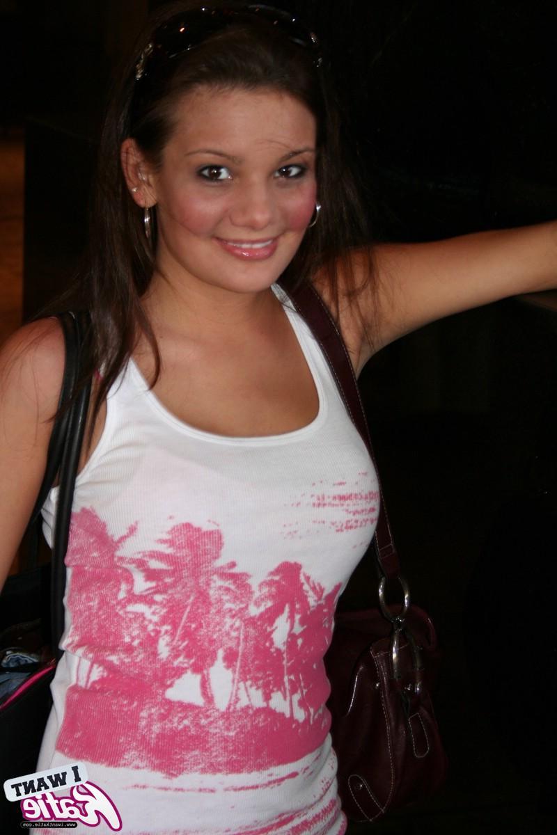 12P Candid pictures of Katie on her trip to Las Vegas