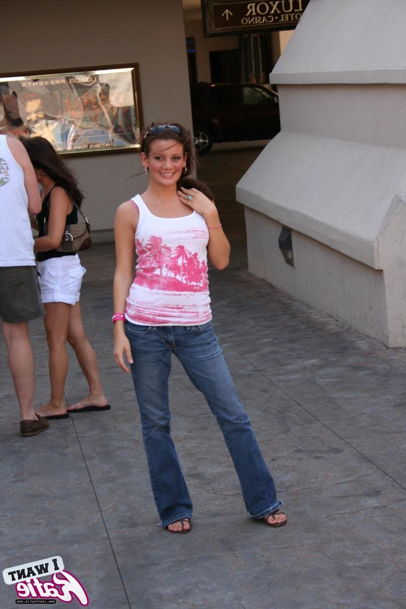 12P Candid pictures of Katie on her trip to Las Vegas