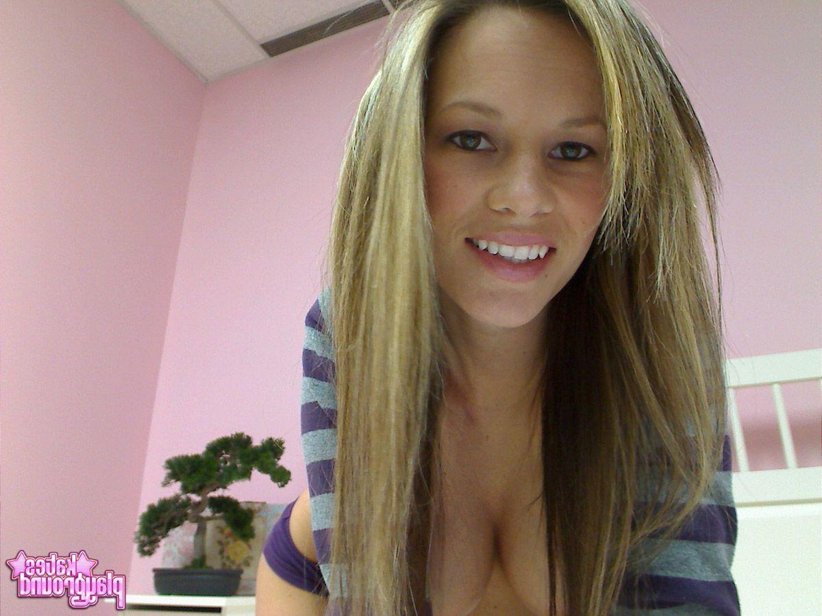 20P Pictures of Kate teasing in bed