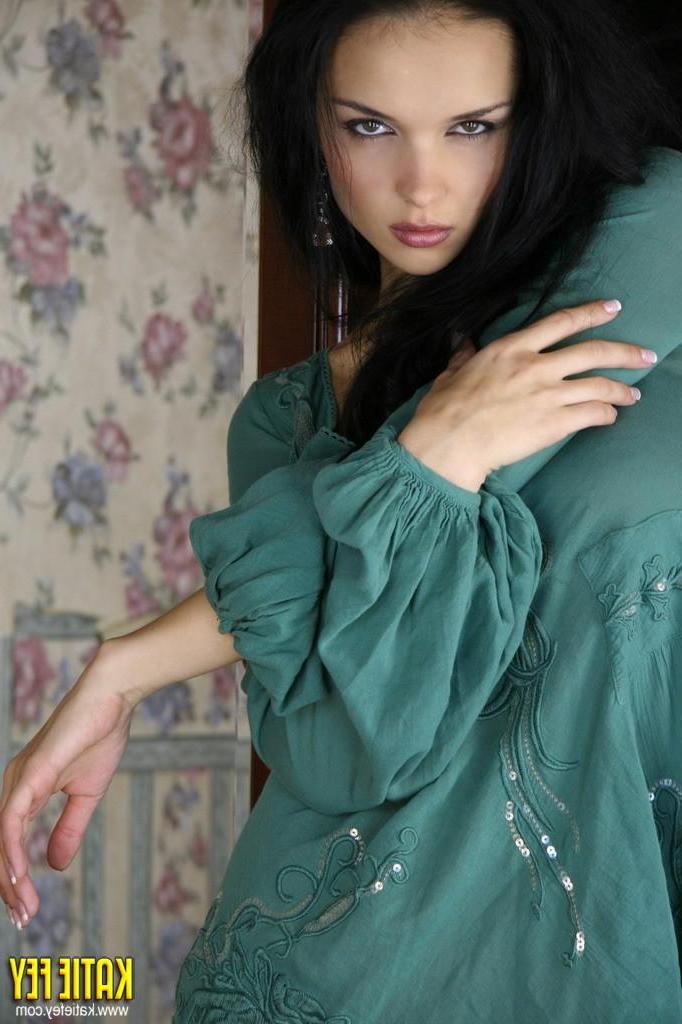 15P Bilder von Katie Fey, die ihre nackte Schönheit entblößt