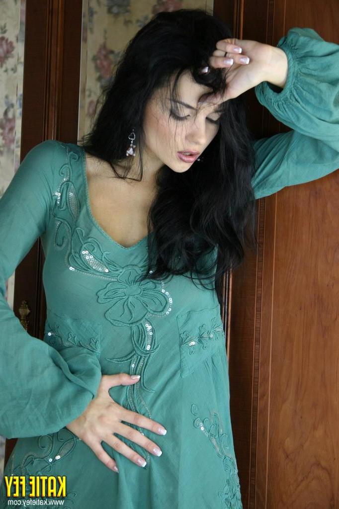 15P Bilder von Katie Fey, die ihre nackte Schönheit entblößt