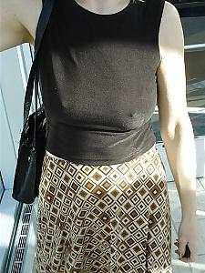 25P Braless ohne BH unterwegs