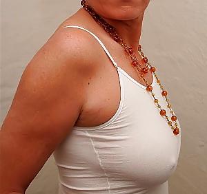 25P Braless ohne BH unterwegs
