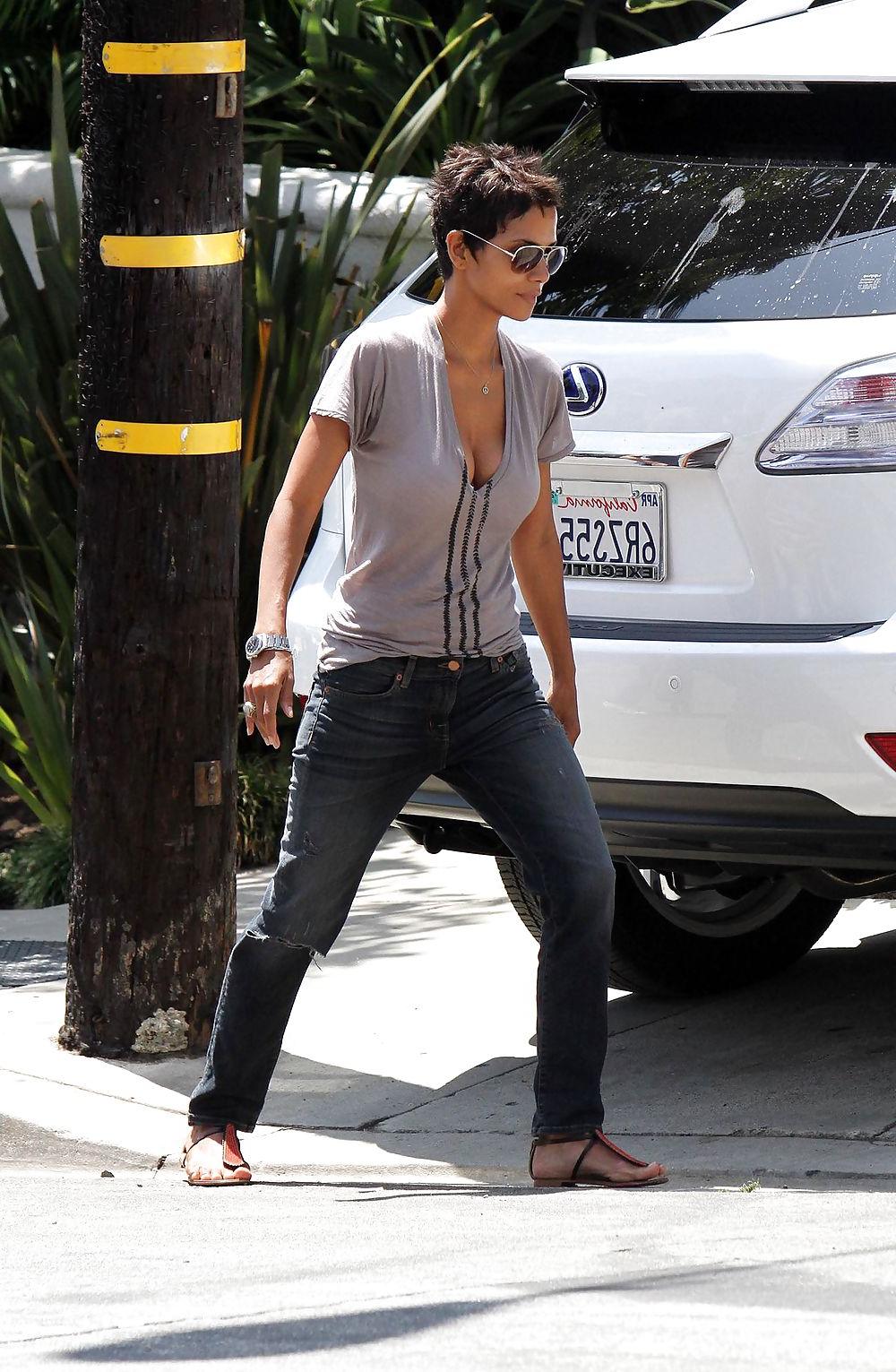 13P Halle Berry - Picking up her daughter from preschool
