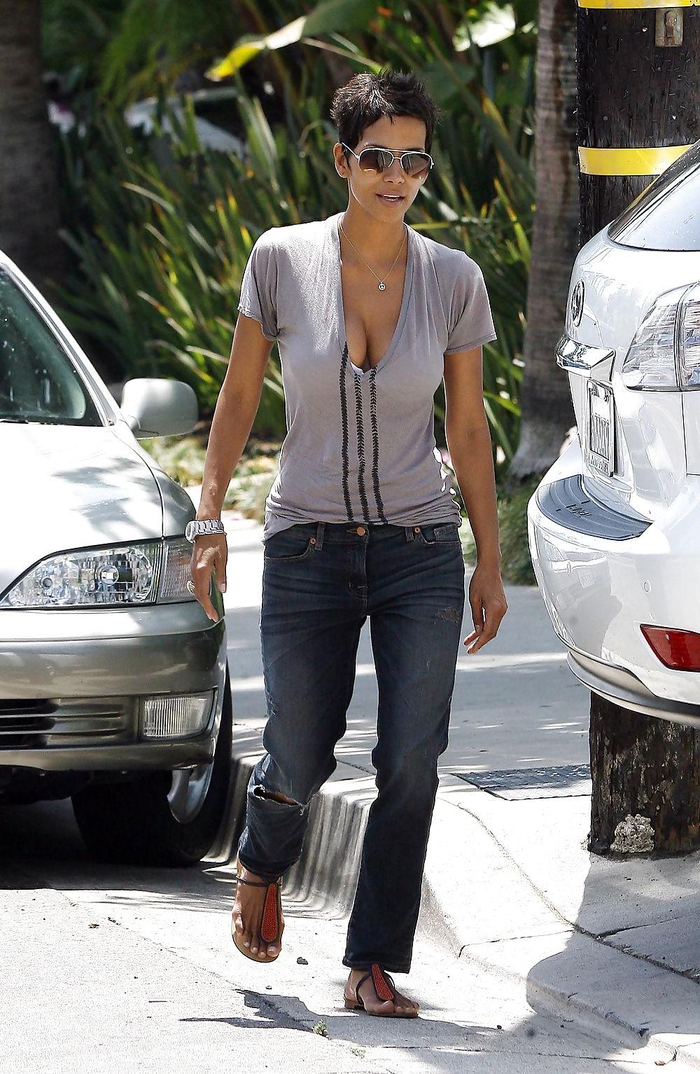 13P Halle Berry - Picking up her daughter from preschool