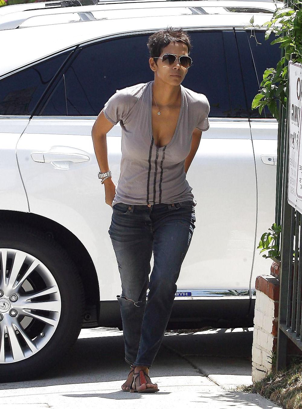 13P Halle Berry - Picking up her daughter from preschool
