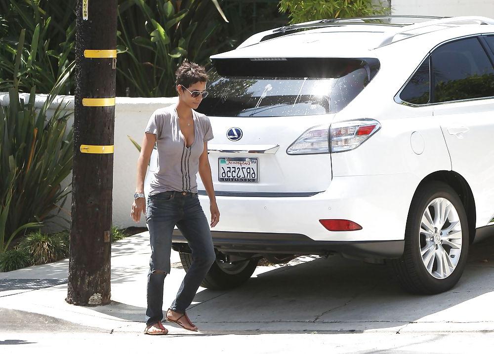 13P Halle Berry - Picking up her daughter from preschool