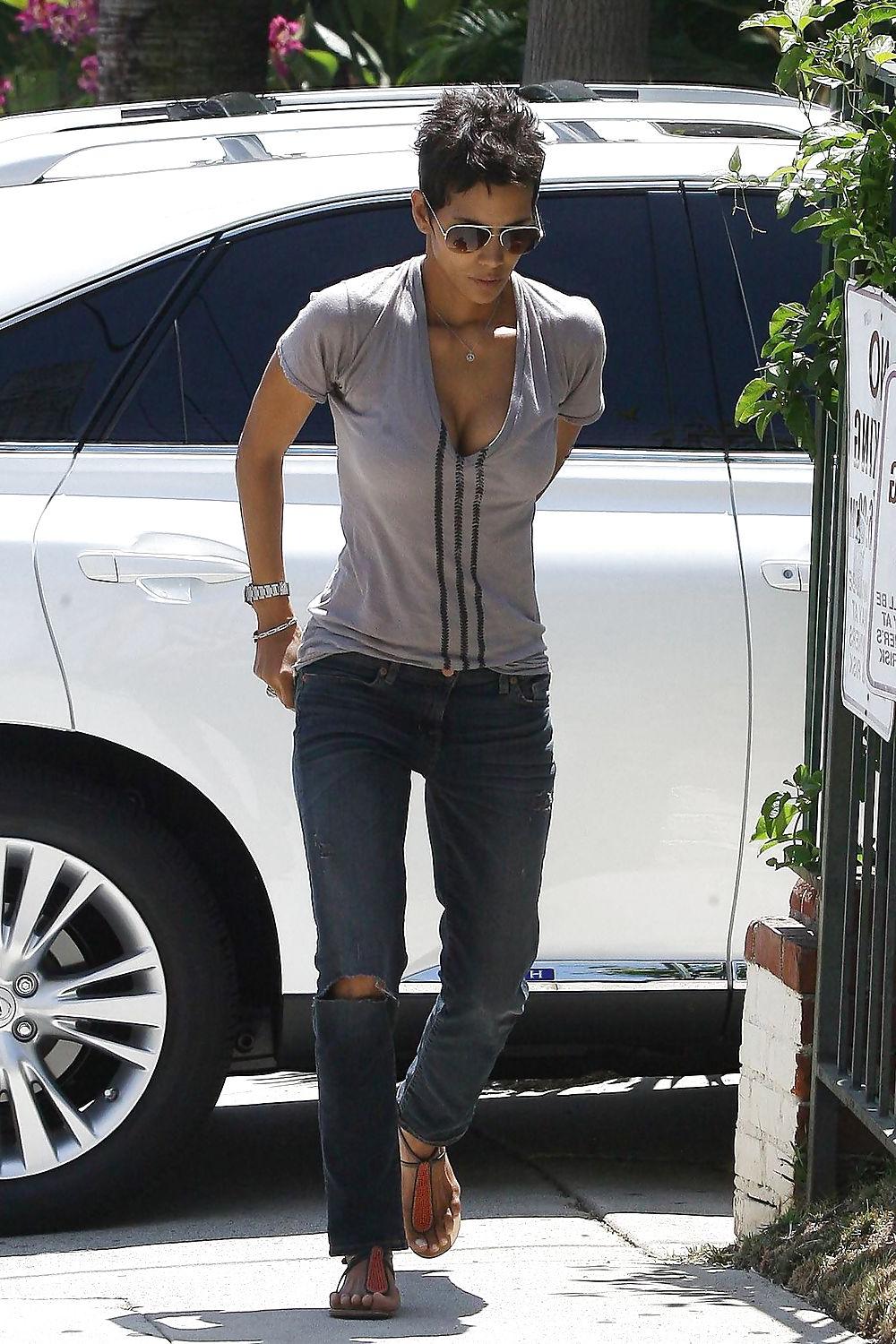 13P Halle Berry - Picking up her daughter from preschool