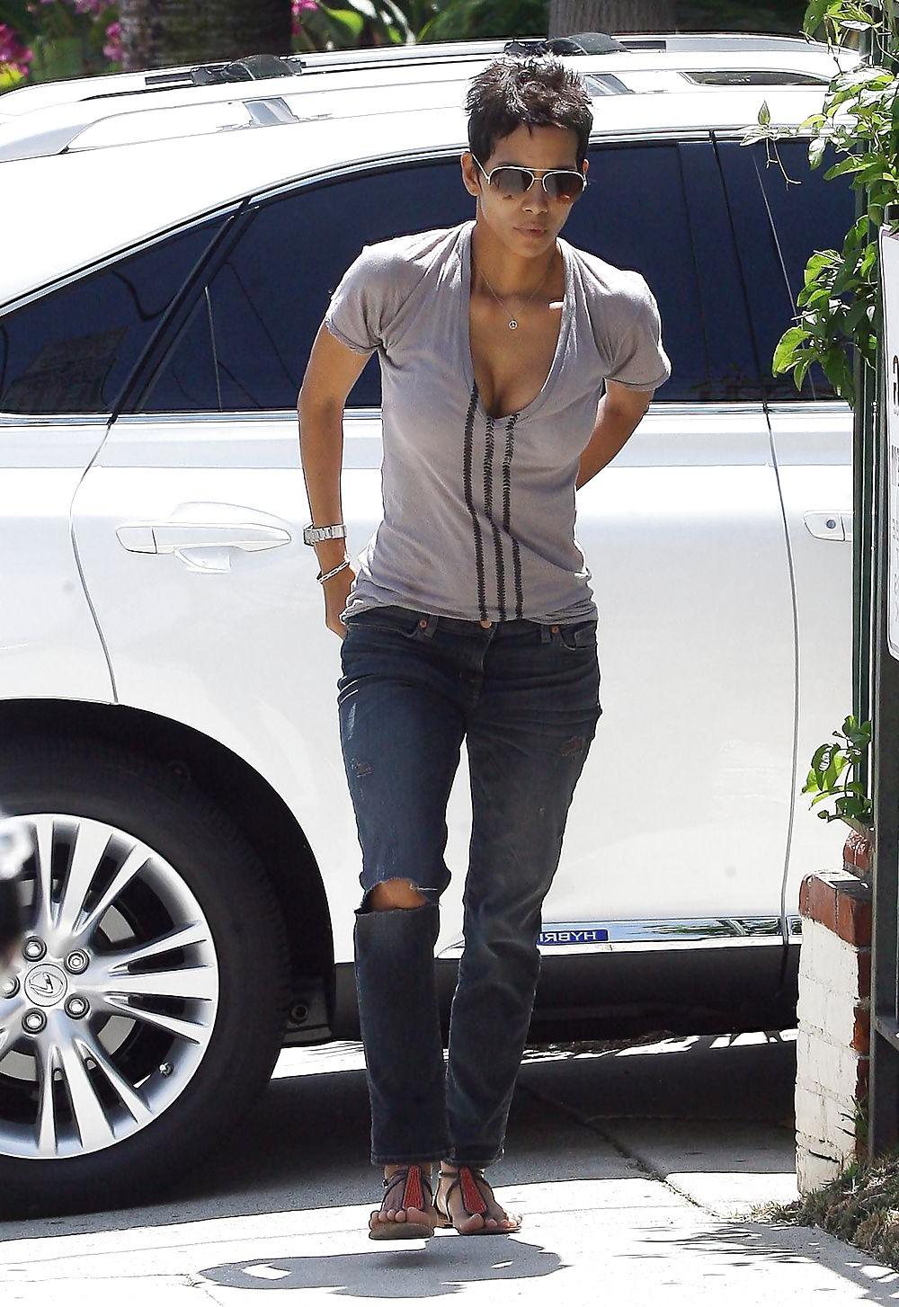13P Halle Berry - Picking up her daughter from preschool