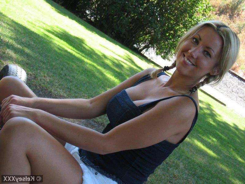 20P Pictures of Kelsey XXX teasing outside