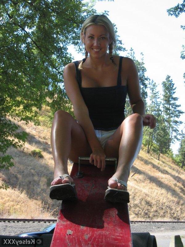 20P Pictures of Kelsey XXX teasing outside