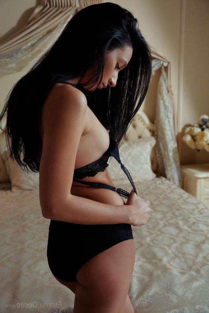 16P Kenya gets naked and gives you her tight pussy in bed