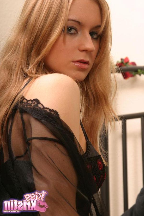 20P Pictures of Kiss Kristin waiting for you in bed