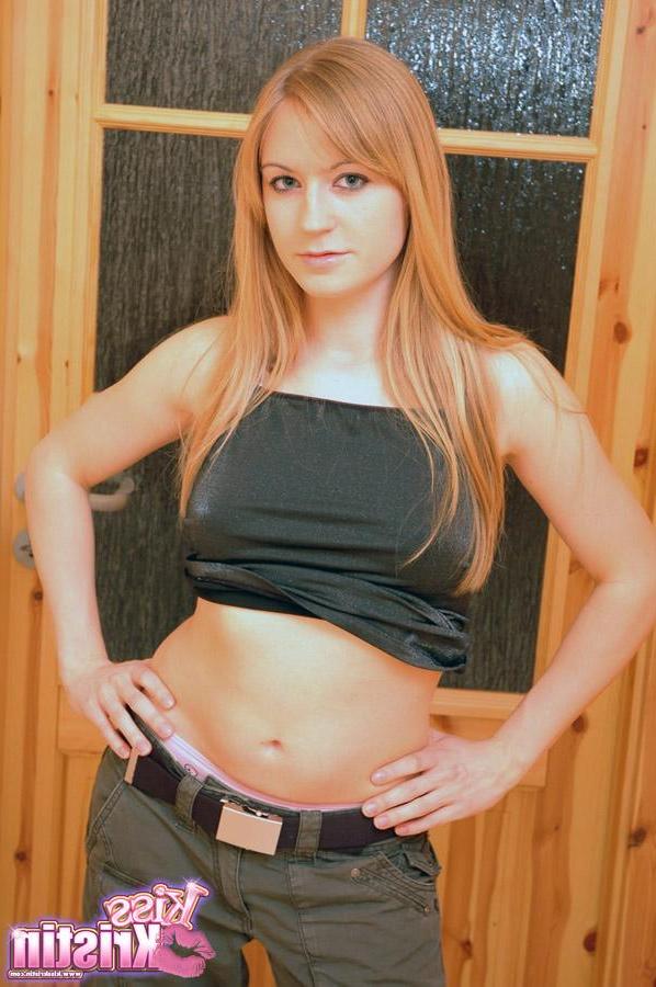 20P Pictures of Kiss Kristin showing off her ass