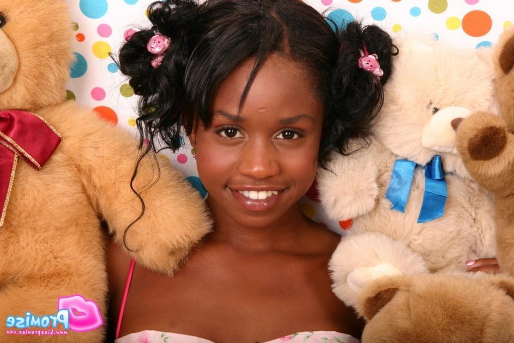 15P Pictures of teen nympho Kiss Promise showing you her boobs