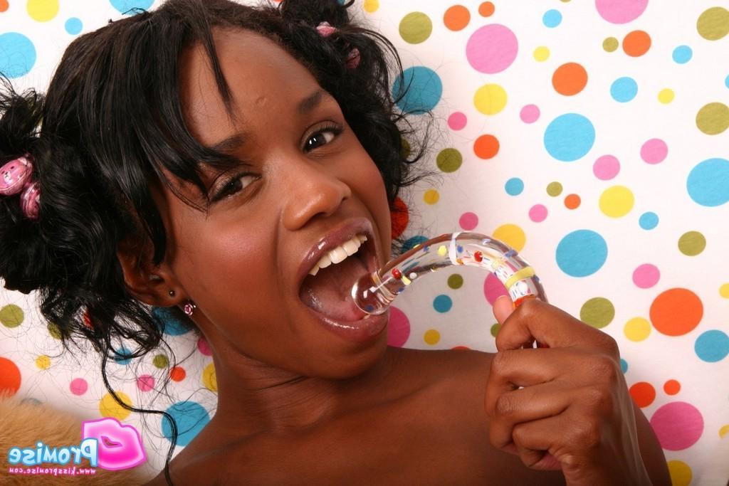 15P Pictures of teen nympho Kiss Promise showing you her boobs