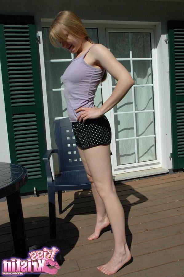 20P Pictures of Kiss Kristin showing off her round ass