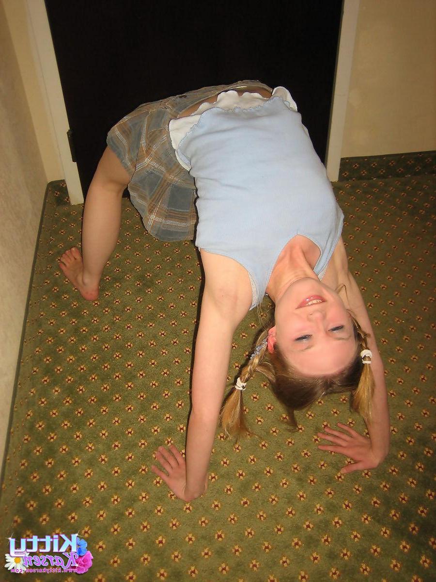 16P Pictures of Kitty Karsen getting completely nude for you