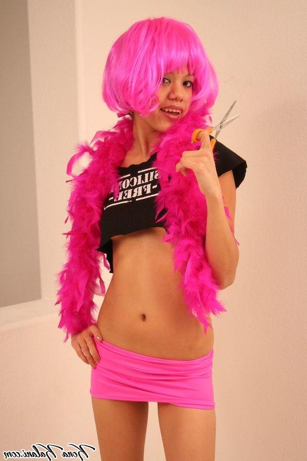 20P Pictures of teen amateur Kona Kalani flaunting in a cute outfit