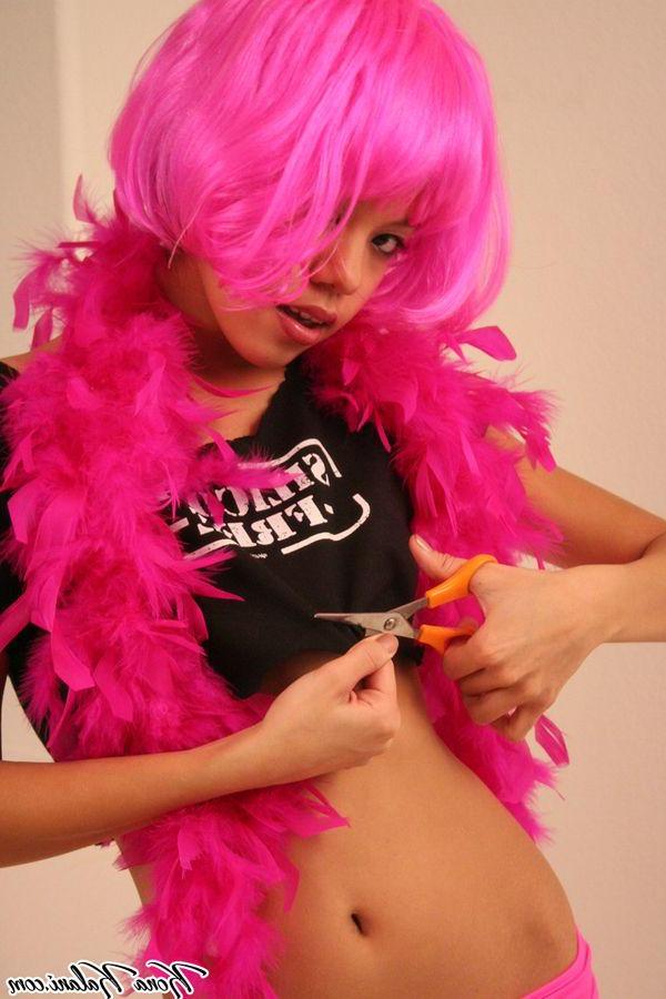 20P Pictures of teen amateur Kona Kalani flaunting in a cute outfit