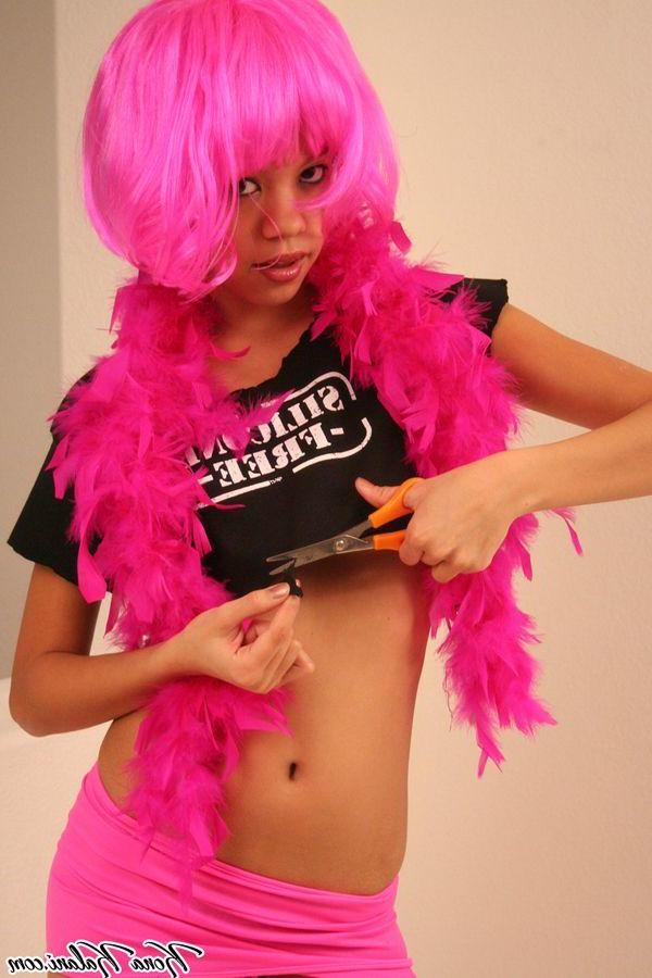 20P Pictures of teen amateur Kona Kalani flaunting in a cute outfit