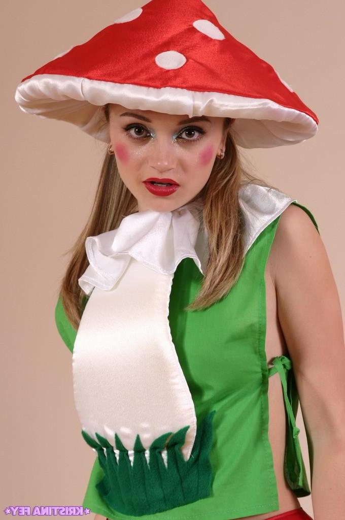15P Pictures of Kristina Fey being all nude and weird