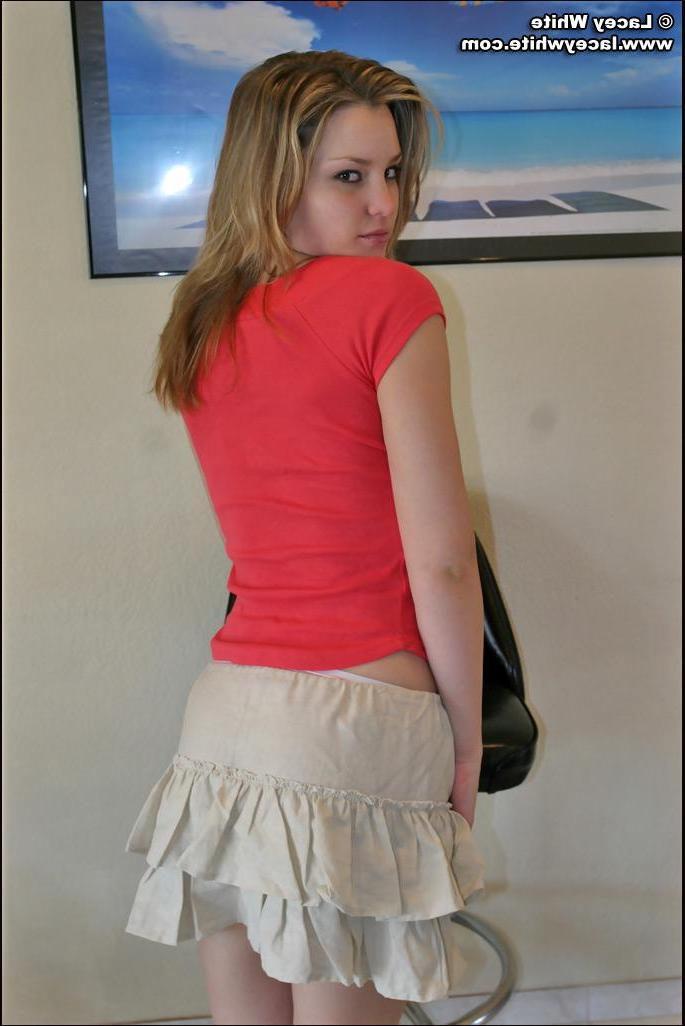 20P Pictures of Lacey White stripping nude for you