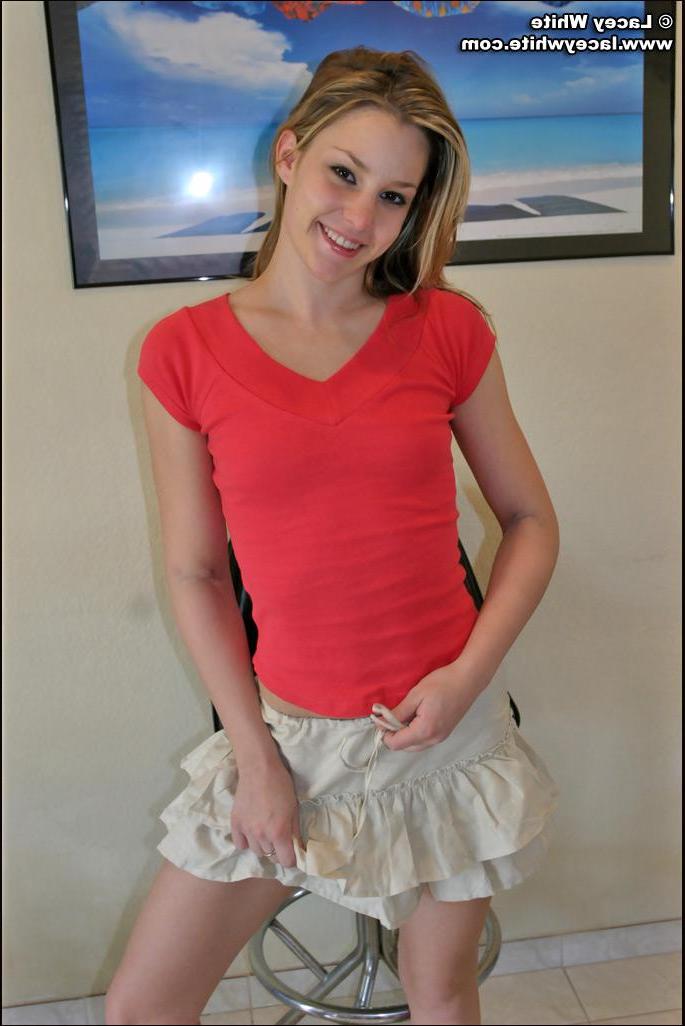 20P Pictures of Lacey White stripping nude for you
