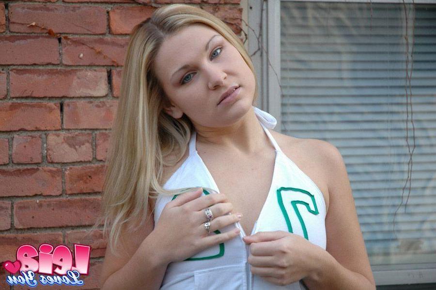 12P Pictures of teen hottie Leia Loves You showing off her ass outside