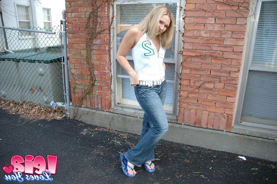 12P Pictures of teen hottie Leia Loves You showing off her ass outside