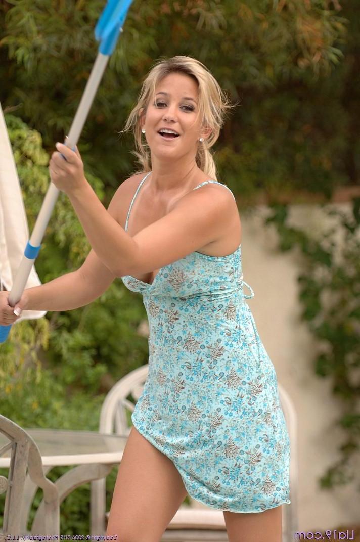20P Pictures of teen Lia 19 completely nude outside