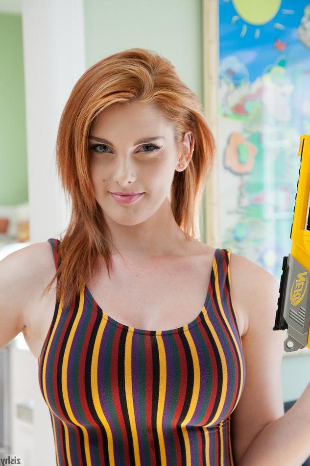 8P Redhead hottie Lilith Lust shows off her sexy ass in a leotard