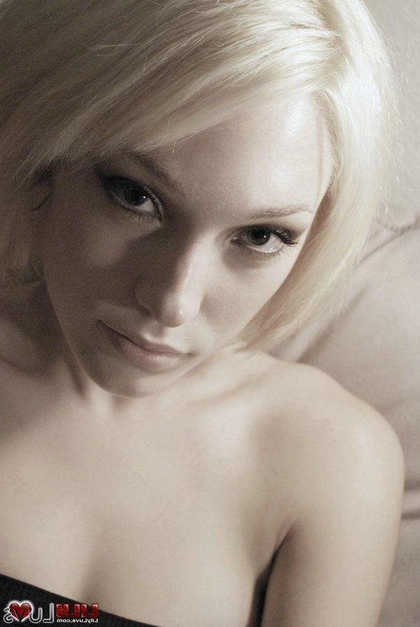 16P Pictures of teen babe Lily Luvs in black and white and boots
