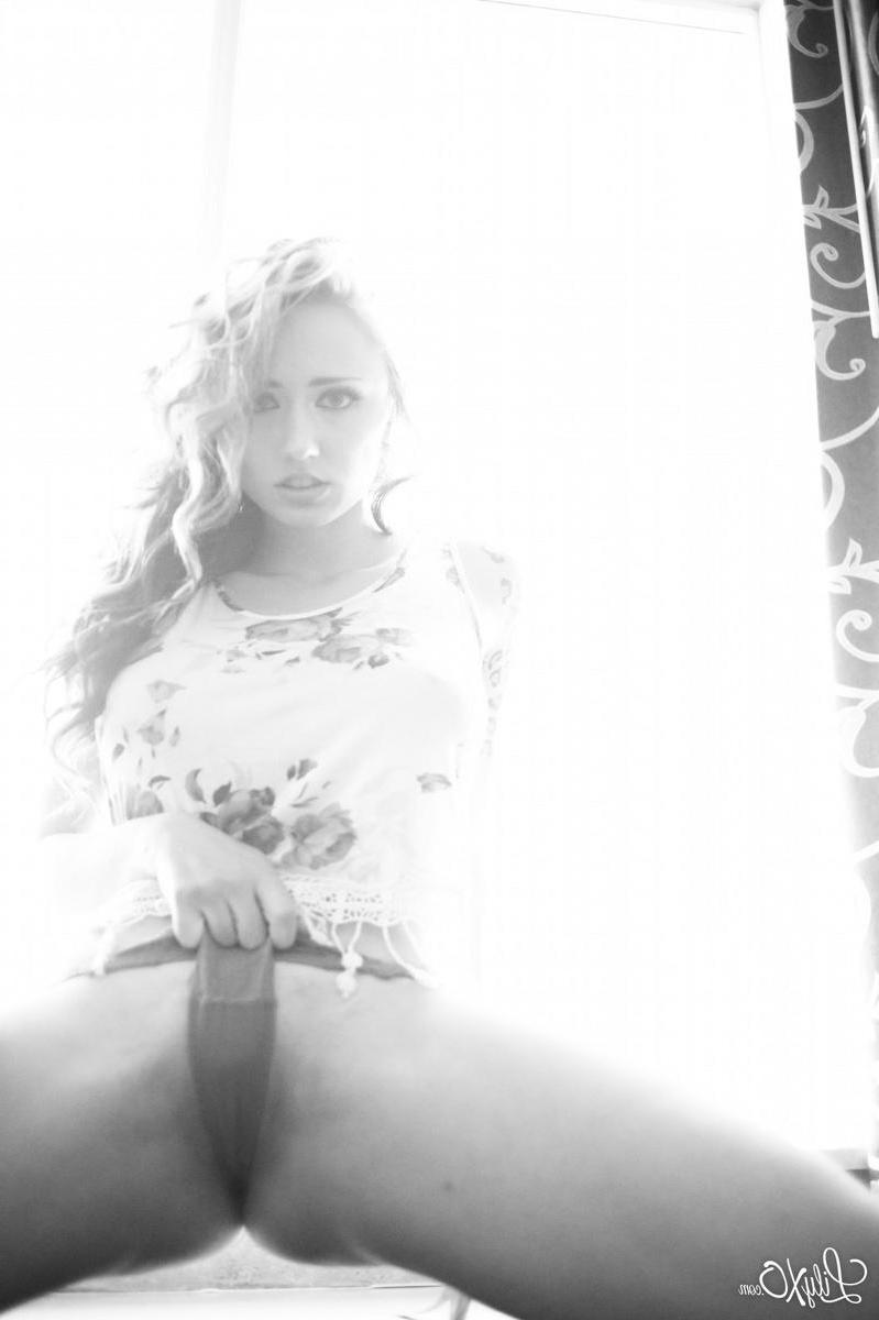 15P Lily Xo shows off her sexy body in black and white