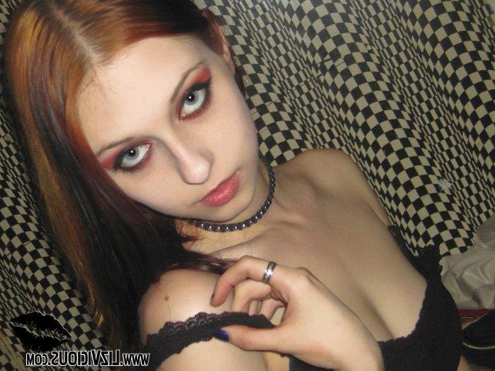 20P Pictures of Liz Vicious fingering her wet teen pussy