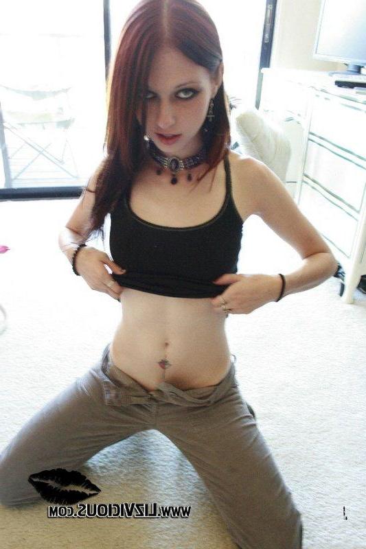 20P Pictures of Liz Vicious being nude