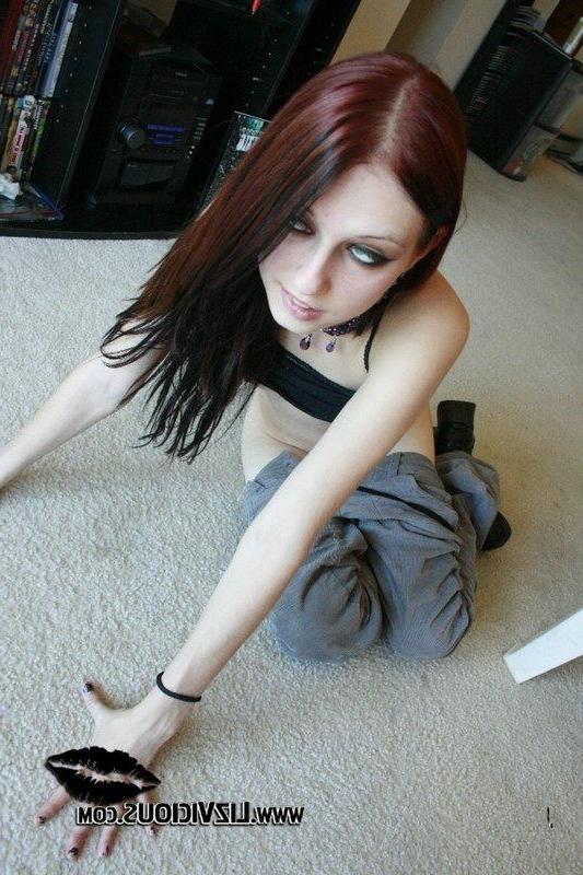 20P Pictures of Liz Vicious being nude