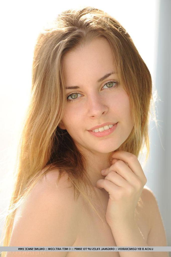 18P Stunning blonde beauty Lucia D strips nude on the dock