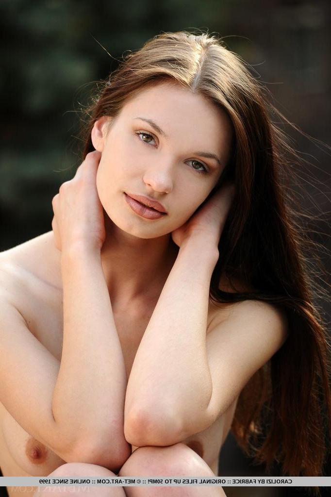 18P Carolizi strips out of her red dress outside and flaunts her nude body