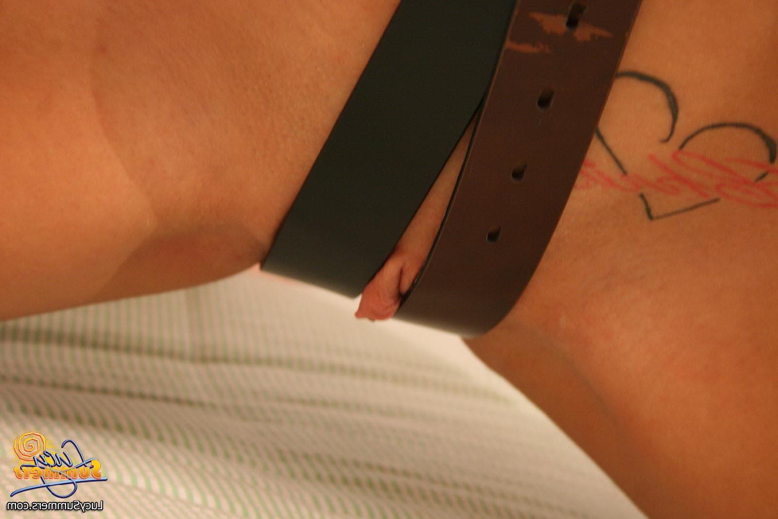 20P Pictures of Lucy Summers playing with her favourite dildo in bed
