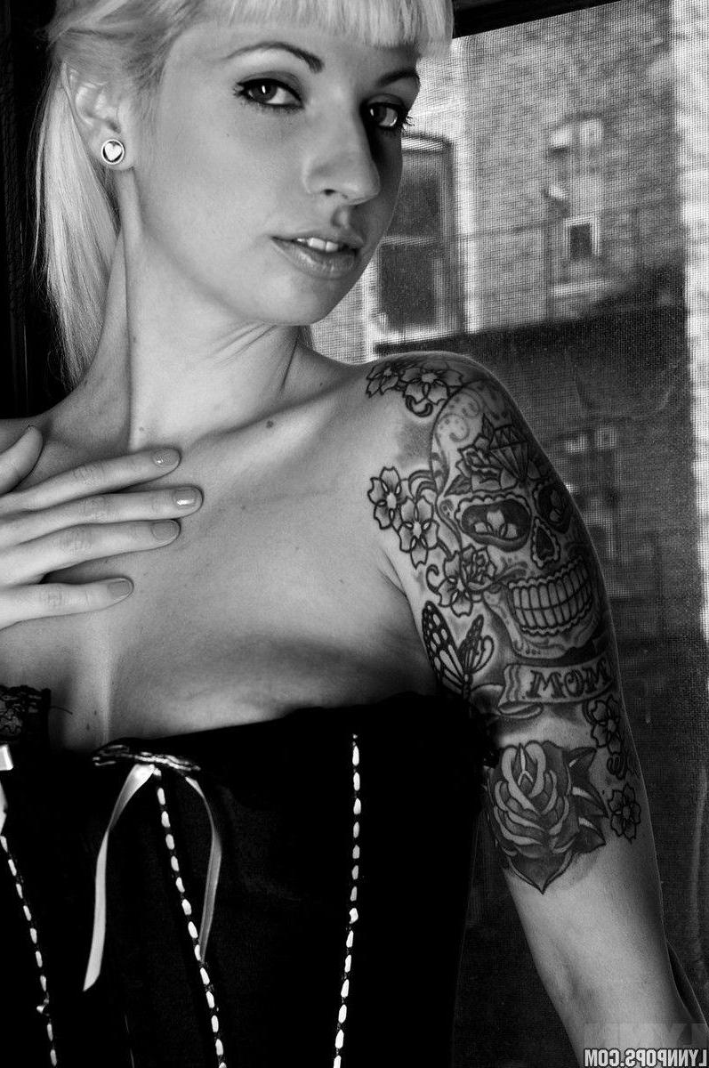 15P Pictures of teen slut Lynn Pops showing off in black and white