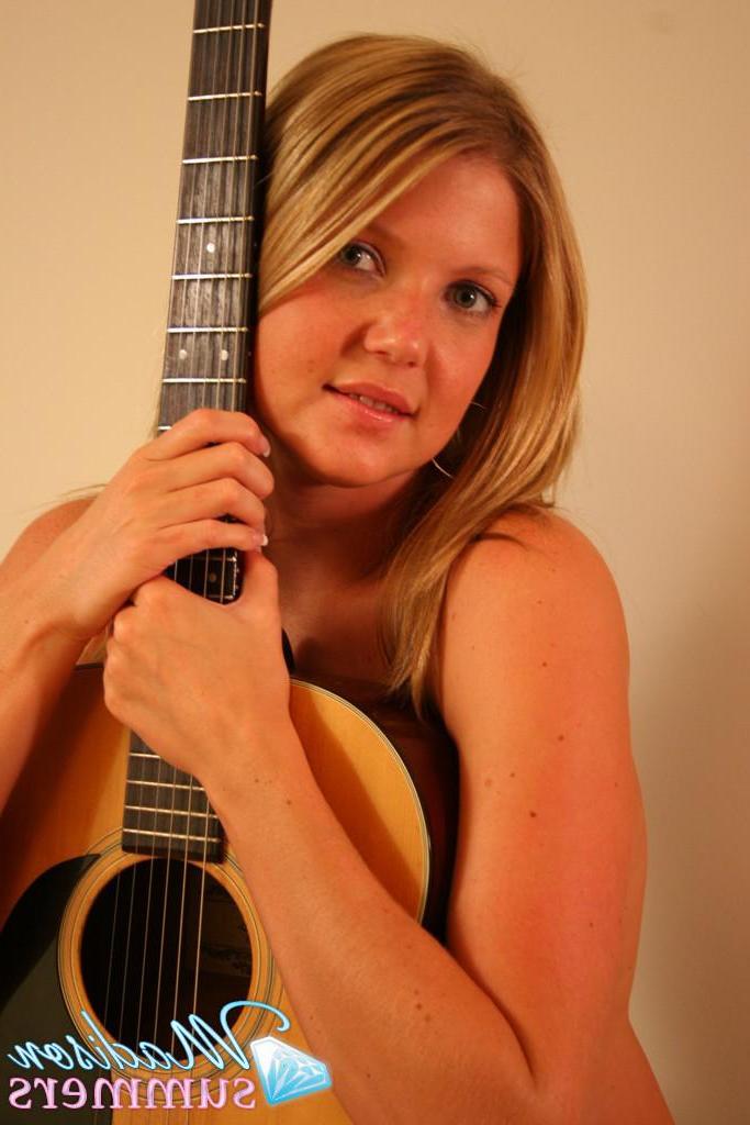 20P Pictures of teen star Madison Summers making some tunes in the nude