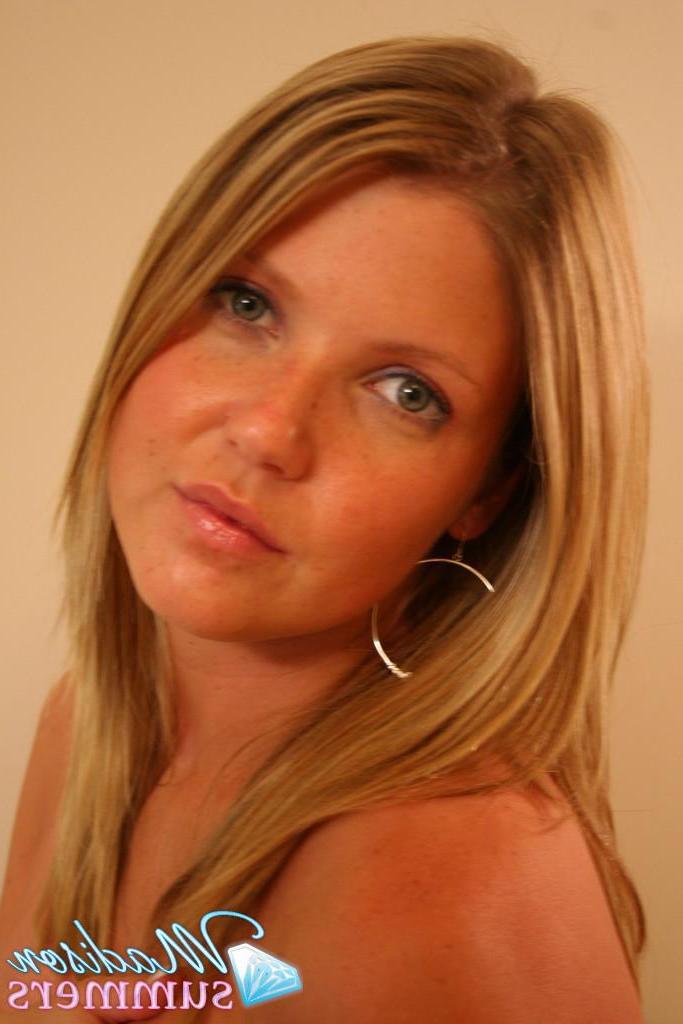 20P Pictures of teen star Madison Summers making some tunes in the nude